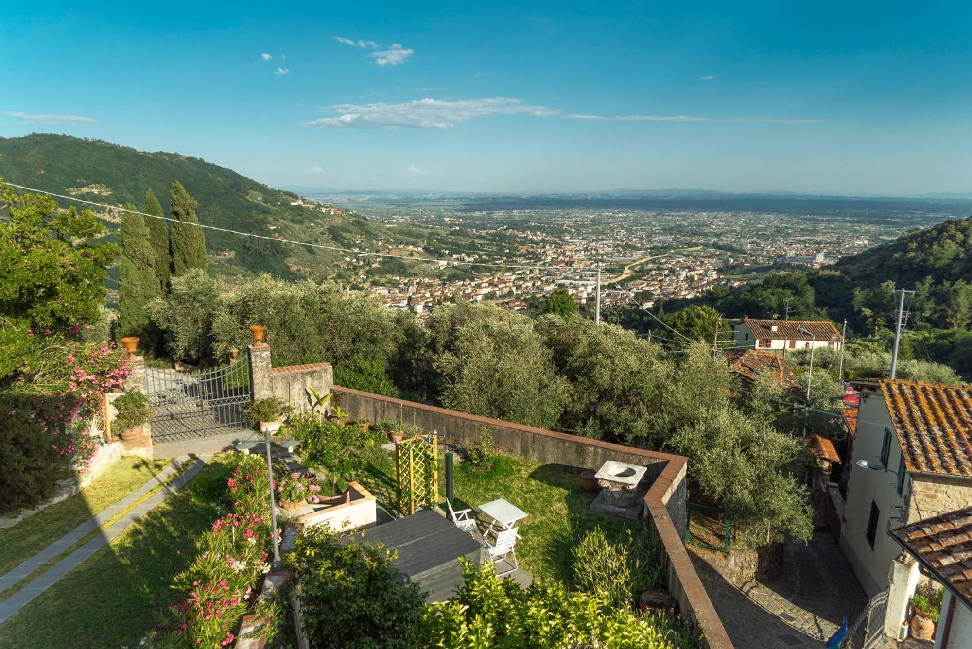 Villa Castel Del Monte Pescia Esterno foto