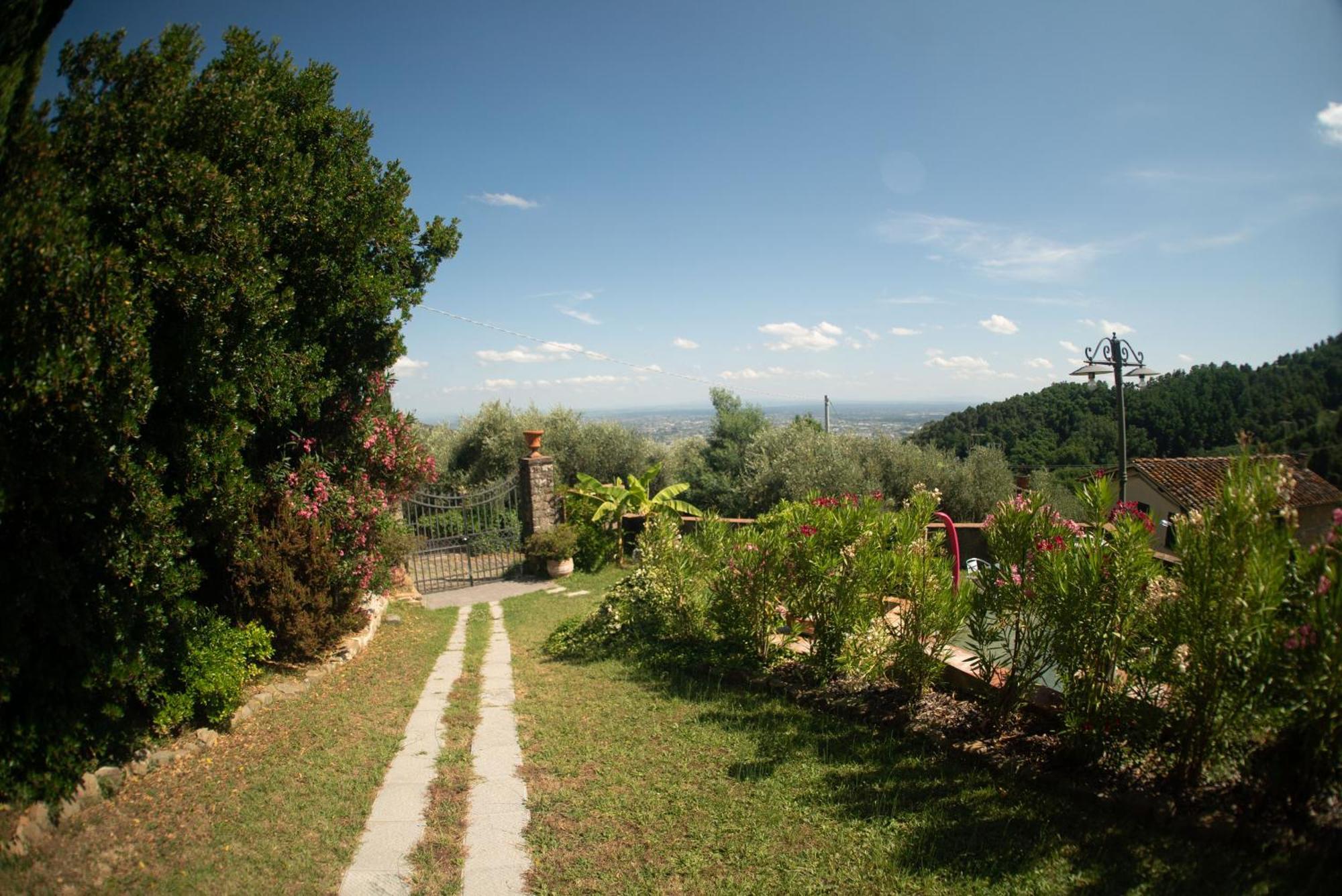 Villa Castel Del Monte Pescia Esterno foto